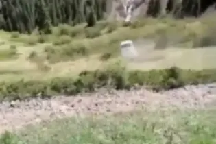 Микроавтобус сорвался со склона в Кольсае