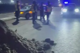 В Астане водители самосвалов отказались взвешиваться и высыпали грунт на дорогу