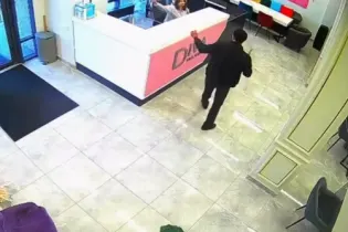 Мужчина с окровавленными руками пугал алматинцев