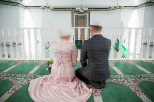 В Бишкеке мужчины вышли на акцию с требованием смягчить наказание за многоженство