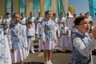 Три тысячи школьников Астаны исполнили песню «Ақ көгершін» ко Дню единства