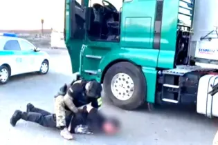Людей переправляли в Казахстан в скрытом отсеке грузовика