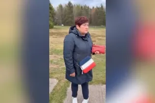 Полиция Латвии задержала женщину из-за цветов флага России на сумке