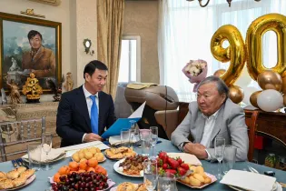 Токаев поздравил Олжаса Сулейменова с 90-летием