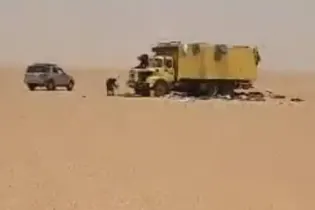 Почти 50 человек погибли в Сахаре из-за поломки грузовика