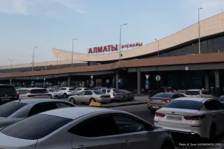 В зоне вылета аэропорта Алматы обрушилась вентиляционная труба