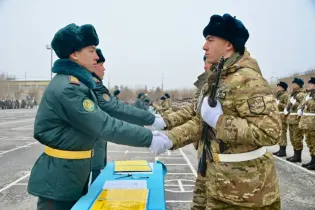 Облавы на призывников в Астане: почему парней насильно увозят в военкоматы