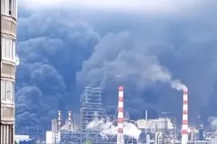 Дроны атаковали Москву: повреждены НПЗ, ТЦ и жилые дома