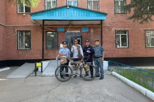 Полицейские приютили китайского велотуриста, испугавшегося ночевать в ВКО