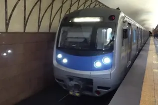 «Сжал меня за ягодицы»: алматинка рассказала о домогательствах в метро