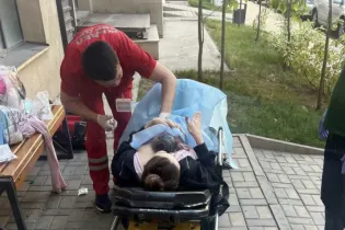 Алматинка родила на улице — скорая не смогла проехать из-за припаркованных авто
