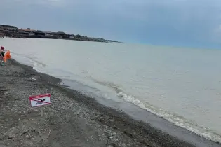 Девять человек застряли на Алаколе из-за сильного ветра