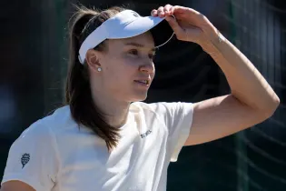 Елена Рыбакина сенсационно вылетела с Уимблдона, уступив Элизе Мертенс