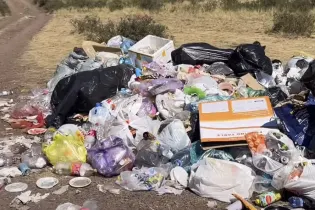 Горы мусора у Вячеславского водохранилища возле Астаны возмутили казахстанцев