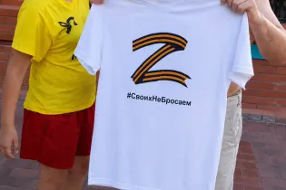 В Павлодаре мужчина в футболке с символом Z спровоцировал спор на улице