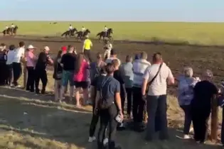Полицейский спас ребенка во время конных скачек в Костанайской области