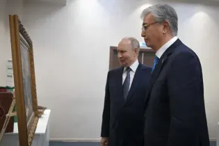 Токаев подарил Путину картину с Уалихановым и Достоевским