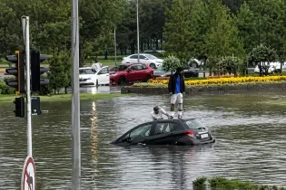 Машина уходит под воду в ливень: в ДЧС Астаны рассказали, как спасти себя и семью
