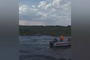 Трех человек на SUP-досках унесло волной на водохранилище под Астаной