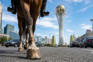 Мужчина устроил конную прогулку в центре Астаны