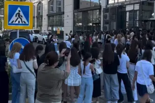 В Астане огромные очереди в кофейню обернулись проверкой полиции