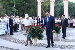 Шымкентте Абай ескерткішіне гүл шоқтарын қою рәсімі өтті
