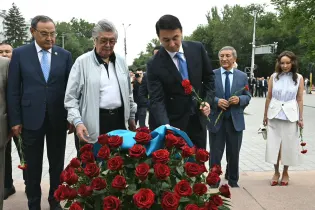 В Алматы прошла церемония возложения цветов к памятнику Абаю