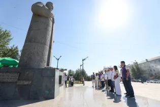 Поездка кандидатов «Әділет» в область Абай началась с памятника великому просветителю
