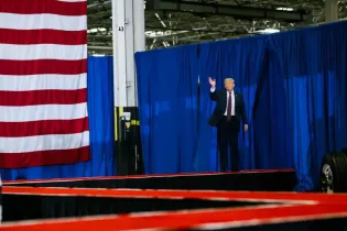 «Придется переплачивать»: Трамп обратился к американцам из-за цен на бензин