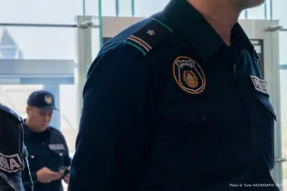 Жительница Степногорска набросилась на полицейского и расцарапала ему лицо