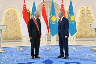Токаев наградил Старшего министра Сингапура орденом