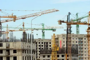 В Астане на стройке рухнул кран — крановщик погиб на месте