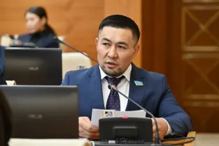 Депутатам Курултая запретили поздравлять мам с трибуны