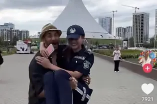 Блогер покружил полицейскую на руках в Астане: ей грозит дисциплинарка