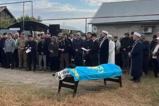 Трех погибших в Каспии военнослужащих похоронили в ЗКО
