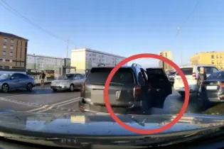 В Кокшетау ребенок выпал из движущегося авто возле школы
