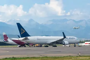 Казахстанка заявила о краже денег во время рейса Air Astana