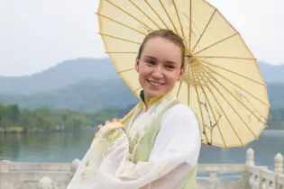Елена Рыбакина примерила традиционный китайский наряд