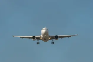 Самолет едва не совершил аварийную посадку в США из-за застрявшей в туалете пассажирки