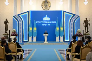 Токаев поздравил рабочих, учителей и медиков с наградами ко Дню Республики