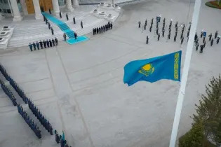 Президент принял участие в церемонии поднятия Государственного флага
