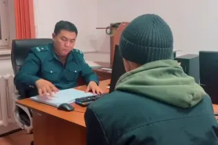 Таксиста из Кызылординской области наказали после видео иностранцев