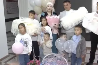 В Шымкенте мать десятерых детей родила тройню и хочет еще детей