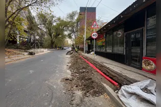 Ремонт по кругу: в Алматы снова раскопали недавно уложенный тротуар