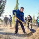 Аким Астаны с лопатой в руках покоряет соцсети