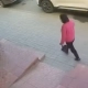 В Астане женщина с ремнём напала на прохожих — инцидент попал на видео