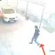 В Атырау полицейский выбежал из такси и бросился в горящий дом