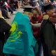 Студенты из Казахстана вышли с флагом страны на выпуске в США