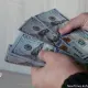 Жители Астаны массово сдают доллары в обменники – такого не было четыре года