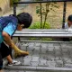 Казахстанка необычно проучила мальчиков, сломавших скамейку, и покорила соцсети